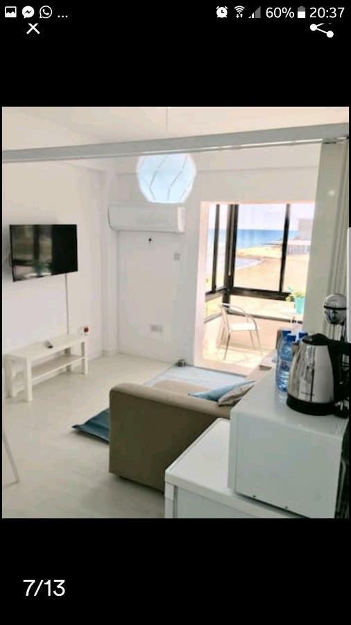 Bettys 1Br Seafront Apt Larnaca Buitenkant foto