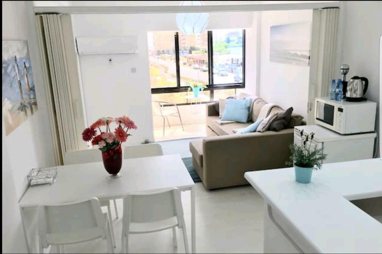 Bettys 1Br Seafront Apt Larnaca Buitenkant foto