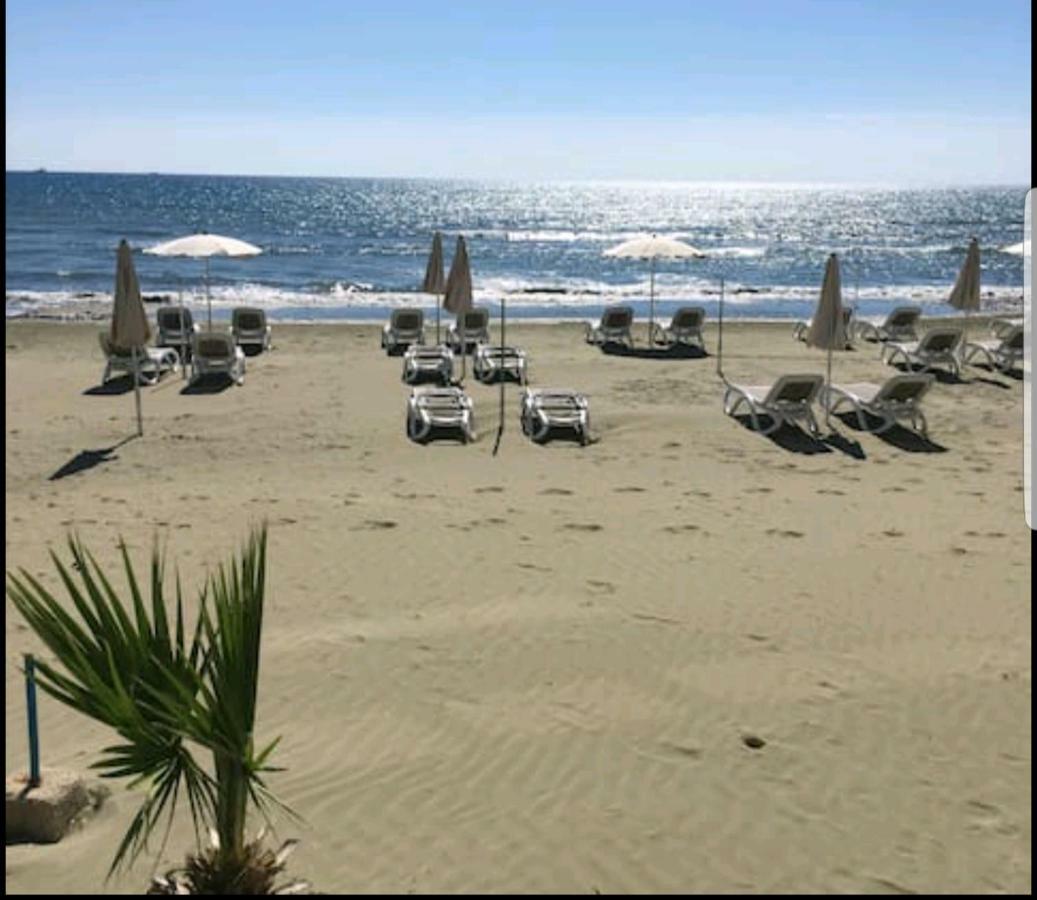 Bettys 1Br Seafront Apt Larnaca Buitenkant foto