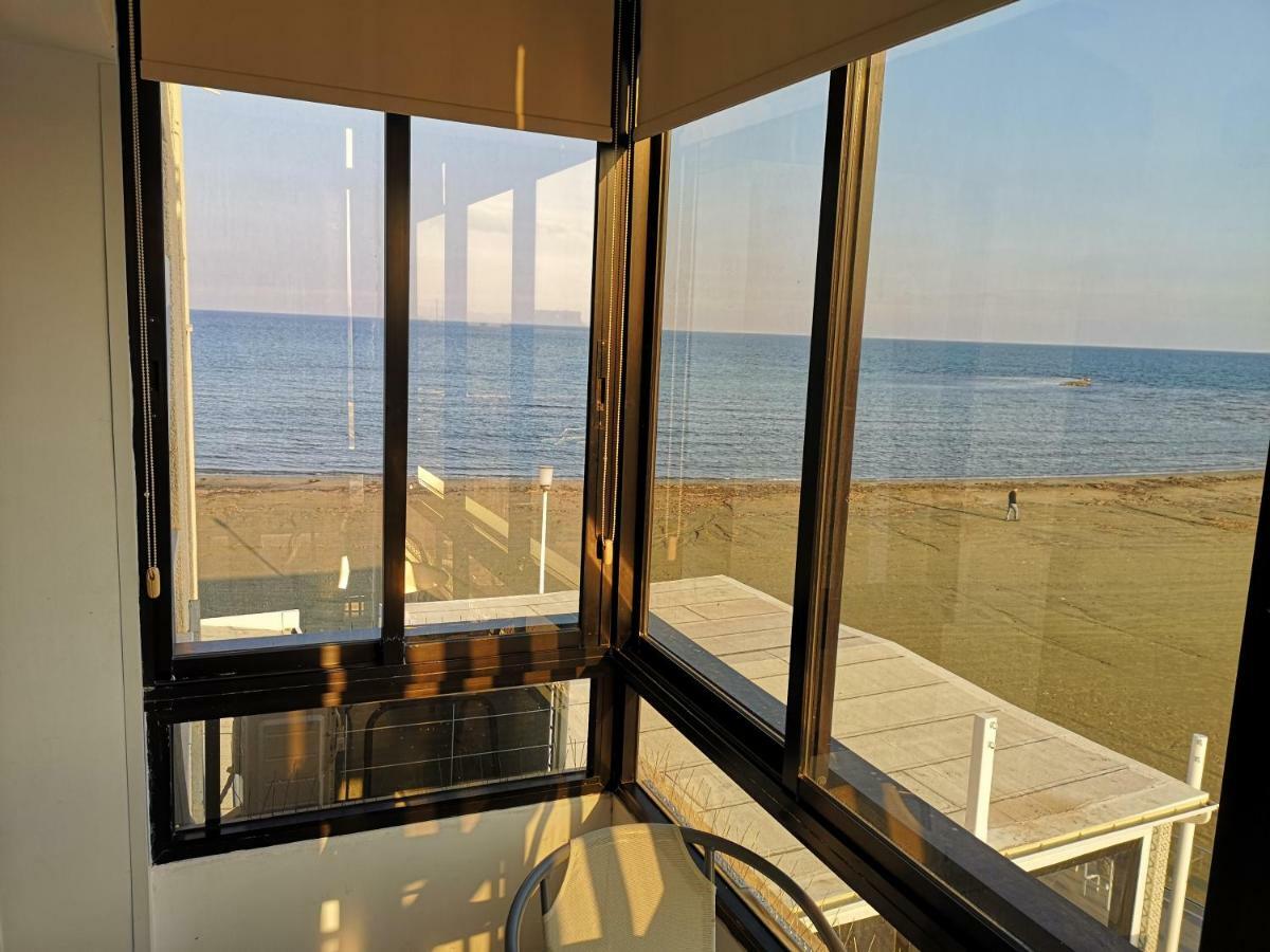 Bettys 1Br Seafront Apt Larnaca Buitenkant foto