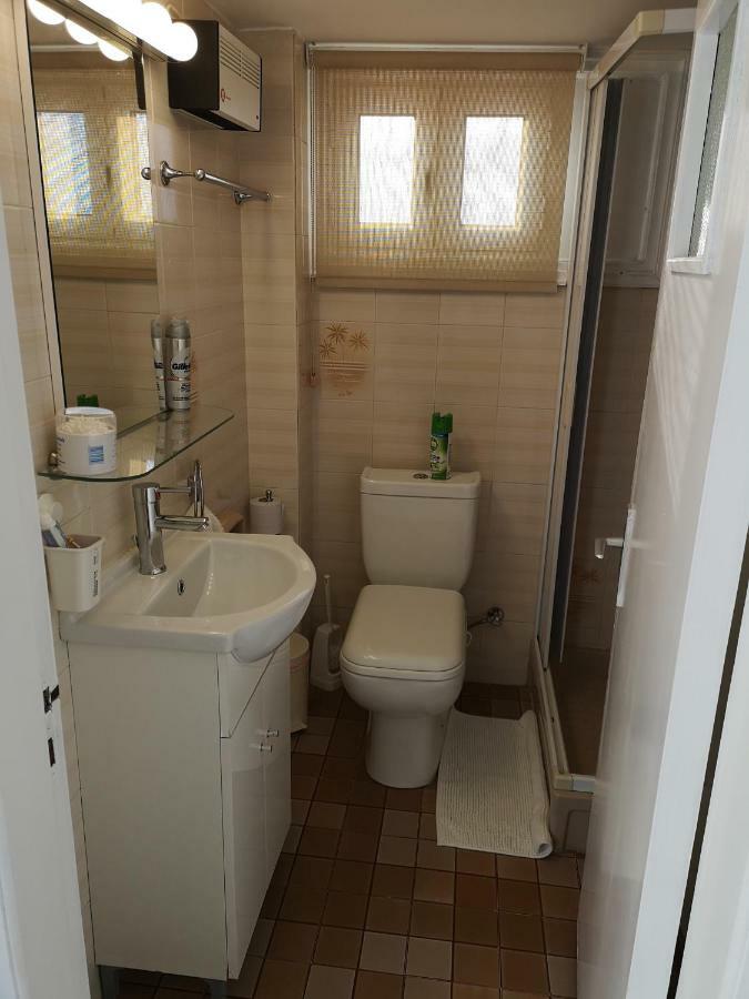 Bettys 1Br Seafront Apt Larnaca Buitenkant foto