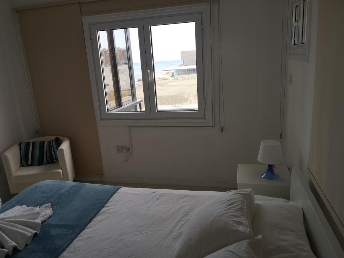 Bettys 1Br Seafront Apt Larnaca Buitenkant foto